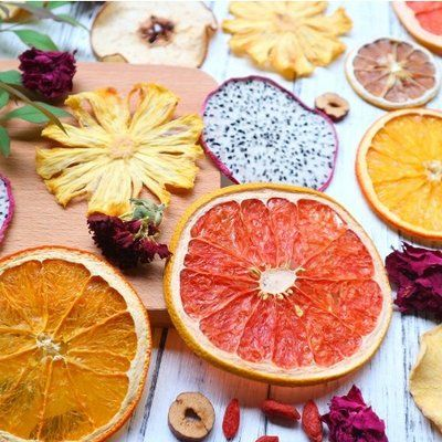 Trái cây sấy mix sự kết hợp của nhiều loại trái cây với nhau thơm ngon, màu sắc rực rỡ từ màu cam, vàng, đỏ đại diện cho các chất dinh dưỡng mà mỗi loại trái cây đó cung cấp. Giúp hạn chế và phòng chống các bệnh lý, giúp nâng cao sức khỏe và cung cấp các chất dinh dưỡng cho cơ thể.